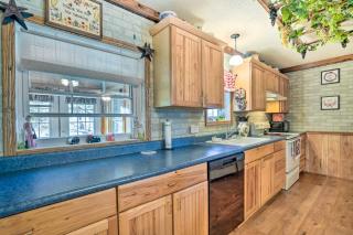 Charming Ingram Home with Yard and Furnished Patio! - Ingram - 5