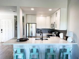 Lake Travis Oasis, Walk to Pool, Gym, Marina, Food - Leander - 0