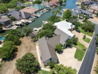 Waterfront Home with Boat Slip, Spacious Outdoor Patio and a Fenced Yard - Horseshoe Bay - 4
