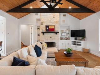 Waterfront Home with Boat Slip, Spacious Outdoor Patio and a Fenced Yard - Horseshoe Bay - 2