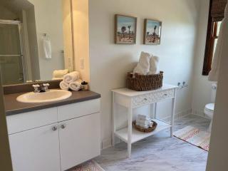 Lakeview Bungalow-Access to Lake, Pool, Gym, &Park - Lago Vista - 4
