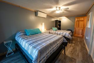 Lakeside Mountain Oasis - 3 Bedroom Cabin with Outdoor Hot Tub - 1