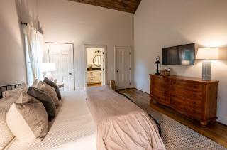 The Nest - Beautiful, Luxury Lakeside Cabin - 9