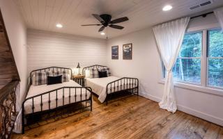 The Nest - Beautiful, Luxury Lakeside Cabin - 2