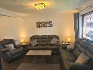 Travel Host 3 BEDROOM HOUSE WITH FREE PARKING - Nitshill - 3