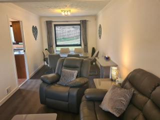 Travel Host 3 BEDROOM HOUSE WITH FREE PARKING - Nitshill - 2