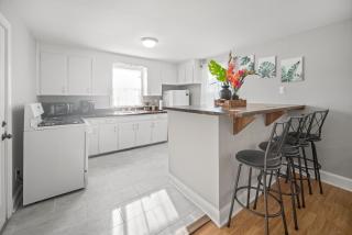 Hangout by firepit near USC with PET - 4