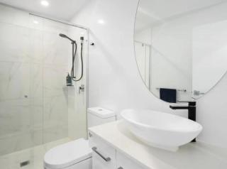 Luxury Private Queen Room with Balcony & Bathroom in Shared Apartment Panorama Gold Coast - 9
