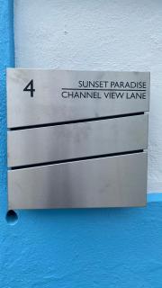 Sunset Paradise Oceanview 1-Bedroom Holiday Home Walking Distance to Beaches & Railway Trail - Hamilton - 8