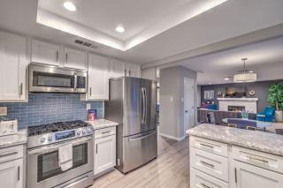 Sunset Swim, Luxury Vegas Villa with Pool, Hot Tub - 2