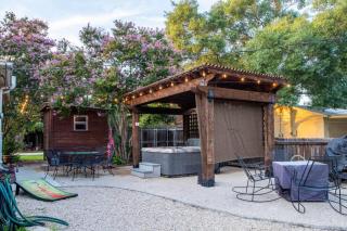 PETS OK! Hot Tub, FamFriendly, Fire Pit , KingBed - Fredericksburg - 3