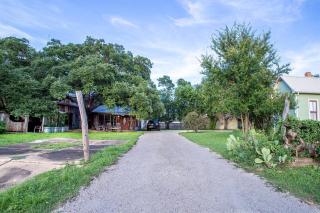 PETS OK! Hot Tub, FamFriendly, Fire Pit , KingBed - Fredericksburg - 5