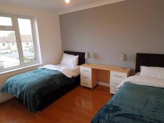 Bella Range Homes for CONTRACTORS in ESSEX Spacious Serviced Accommodation 5 Bedroom 2 bathroom and 1 Ensuite sleeps 10 - Goodmayes - 7