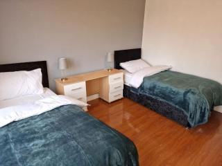 Bella Range Homes for CONTRACTORS in ESSEX Spacious Serviced Accommodation 5 Bedroom 2 bathroom and 1 Ensuite sleeps 10 - Goodmayes - 3