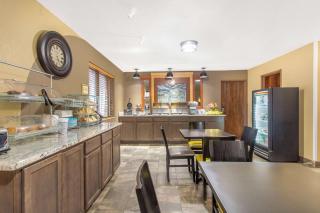 AmericInn and Suites by Wyndham Delafield-Waukesha-Milwaukee - Delafield - 3