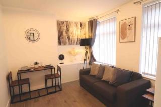 Stylish one bed apartment with off road parking - Birmingham - 0