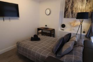 Stylish one bed apartment with off road parking - 7