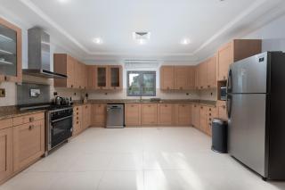Maison Privee - Palm Jumeirah Beach Front XL Villa with Private Pool - Dubai - 2