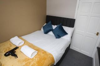 The Avenue Modern flat sleeps 6, free parking - 9