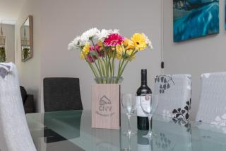 Deluxe 2 Bed 2 Bath And 5 Min Walk To Downtown And Seawalk - 1