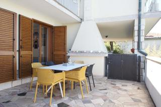 APARTMAJI PRI BOSI NOGI - 2