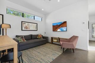 Modern 2-bedroom Apartment - 80 Walkscore! - 9