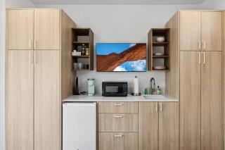 Modern 2-bedroom Apartment - 80 Walkscore! - 1