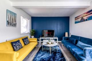 Contemporary 4 bedroom detached house with parking and city links - Croydon - 0