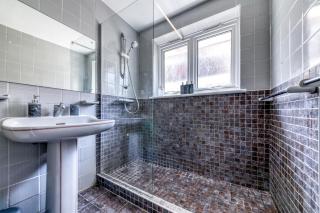 Contemporary 4 bedroom detached house with parking and city links - Croydon - 3