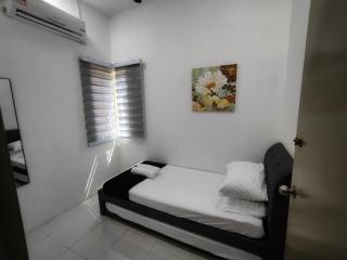 Homestay Temerloh with Private Pool Near Hospital 4 Bedroom 4 Aircond 10pax Free Wi-Fi Netflix - 2