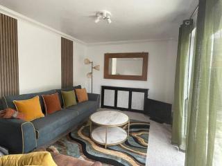 Elegant 3 Bedroom House in Basildon - Essex Free Parking & Superfast Wifi, upto 6 Guests - Basildon - 8