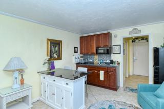 Waterfront Room, Heated Pool, Tiki Bar & Grill - Sarasota - 2