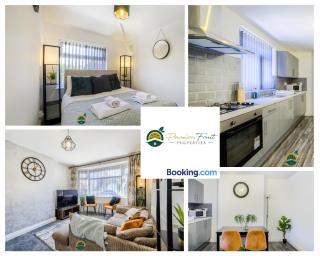 3 Bedroom Coventry House By Passionfruitproperties with Free Wi-fi, Large Garden and Driveway - 52NRC - 0