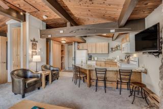 Laurelwood Condominiums 115 - 3