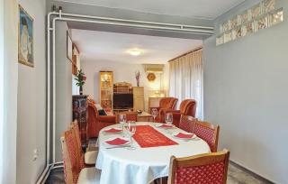 Amazing Home In Ivanska With Kitchen - Ivanska - 8