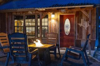 Pet Friendly! Hot Tub, 2mins from Main, Fire Pit - 9