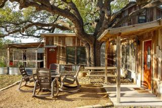 Pet Friendly! Hot Tub, 2mins from Main, Fire Pit - 6