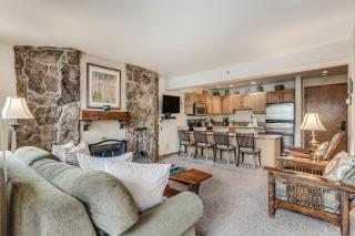 Laurelwood Condominiums 205 - 5