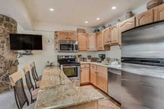 Laurelwood Condominiums 205 - 1