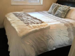 Fabulous 4 Bed Home with Gym - Basildon - 9