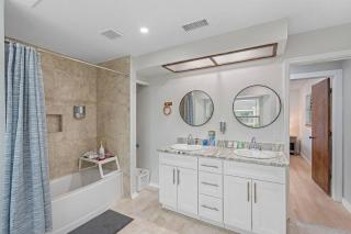 Gorgeous Townhouse One Block Away to Best Beaches! - Clearwater Beach - 4