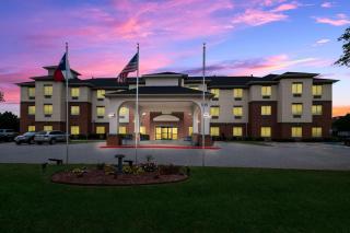 Best Western Plus Lake Dallas Inn & Suites - 8