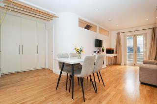Bright 2-bed garden flat with skylights in Chelsea - 8