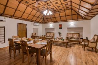 The Backwater Heritage- Comp Breakfast with River View & Lawn by StayVista - Alleppey - 4