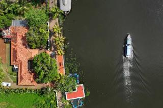 The Backwater Heritage- Comp Breakfast with River View & Lawn by StayVista - Alleppey - 9