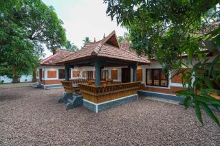 The Backwater Heritage- Comp Breakfast with River View & Lawn by StayVista - Alleppey - 8