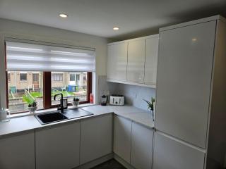 NO 40 - 3 bed all with smart tv FULLY FITTED KITCHEN, Spacious living accommodation, FREE PARKING - ideal for TRADES, reduction for LONG STAYS part of Langley Cottages and Apartments - 5