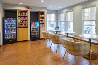 TownePlace Suites Medford - Medford - 8