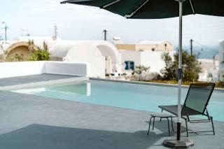3-Room Family Villa with Massive Pool, Central Location, Seconds from Cliff! - Imerovigli - 8