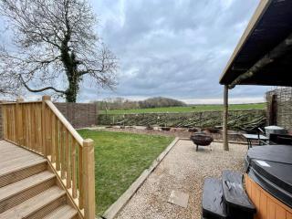 Luxury Shepherds Hut, Hot Tub & Fenced Garden - 4